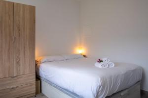 a bedroom with a bed with white sheets and flowers on it at GuestReady - Tranquil Retreat in Nature's Embrace in São Vicente