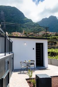 eine Terrasse mit einem Tisch und einen Balkon mit Bergblick in der Unterkunft GuestReady - Tranquil Retreat in Nature's Embrace in São Vicente