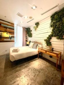 1 dormitorio con 1 cama y pared de madera en Natura LifeStyle gran Vía, en Madrid