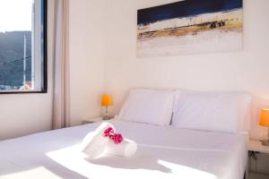 Postel nebo postele na pokoji v ubytování GuestReady - Machico sea view residence - B