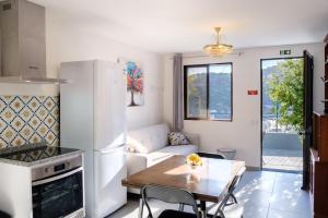 Kuchyň nebo kuchyňský kout v ubytování GuestReady - Machico sea view residence - B