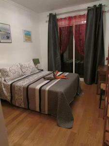 a bedroom with a bed and a window at GuestReady - Tamariz Cosy Stay in Caniço