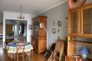 a dining room with a table and chairs in a room at GuestReady - Tamariz Cosy Stay in Caniço