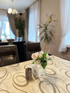uma mesa com um vaso de flores em Hotel Lubavia em Lubawka
