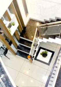 una vista aérea de una escalera en un edificio en Alleppy Whitefort Homestay Dulux Rooms -HouseBoat Available, en Alleppey