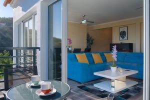 een woonkamer met een blauwe bank en een tafel bij GuestReady - One happy stay in Machico in Santa Cruz