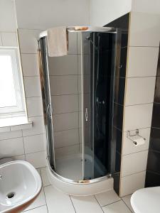 y baño con ducha y puerta de cristal. en Hotel Lubavia, en Lubawka