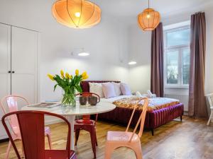 Sala de estar con cama y mesa en Tyzenhauz Suites Topolowa, en Cracovia