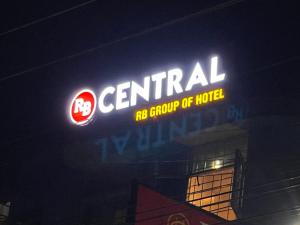 un letrero de neón que lee el centro son un grupo de hotel en CENTRAL HOTEL by RB group Mall Road-prime-location in-front-of-naini-lake hygiene-and-spacious-room en Nainital