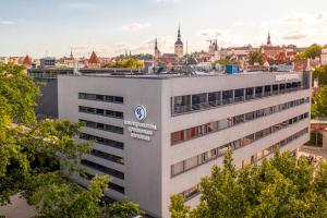 un edificio de oficinas con el logotipo de Volkswagen en Kalev Spa Hotel & Waterpark en Tallin
