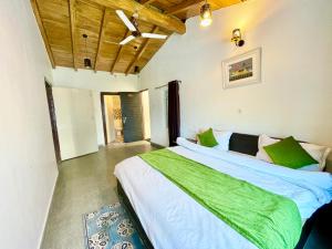 1 dormitorio con 1 cama grande en una habitación en CENTRAL HOTEL by RB group Mall Road-prime-location in-front-of-naini-lake hygiene-and-spacious-room en Nainital