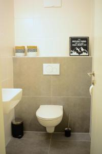 A bathroom at Forest Mountain Apartment