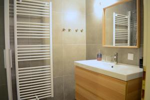 A bathroom at Forest Mountain Apartment