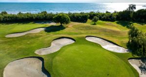 widok na pole golfowe z dwoma polami w obiekcie Appartmento S3M w mieście Isola Albarella