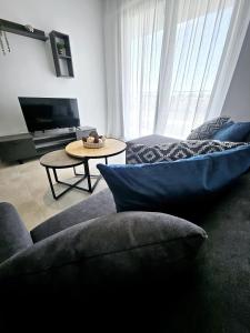 uma sala de estar com um sofá e uma mesa em One bedroom apartment, Universal Residences em Pafos