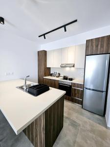 uma cozinha com pia e geladeira em One bedroom apartment, Universal Residences em Pafos