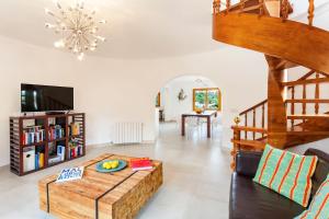 ein Wohnzimmer mit einem Couchtisch und einer Treppe in der Unterkunft Villa Torre Mar with swimming pool and 100m to the beach in Cala Santanyi