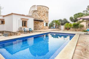 eine Villa mit einem Pool und einem Haus in der Unterkunft Villa Torre Mar with swimming pool and 100m to the beach in Cala Santanyi