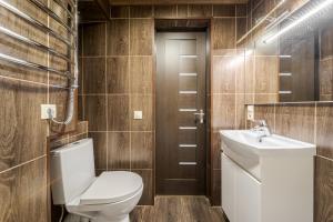 InshiApartments on Slovatskoho str في إلفيف: حمام مع مرحاض ومغسلة