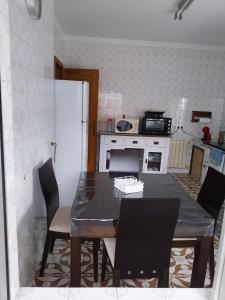 cocina con mesa y sillas en Casa Vista Alegre en Oia, en Oia