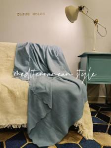 una manta encima de un sofá junto a un escritorio en Mediterranean Style Suite @ Austin, JB #06, en Johor Bahru
