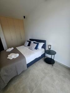 sypialnia z łóżkiem i stolikiem w obiekcie One bedroom apartment, Universal Residences w Pafos