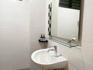 Baño blanco con lavabo y espejo en Mediterranean Style Suite @ Austin, JB #06, en Johor Bahru
