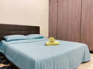 un oso de peluche amarillo sentado en la parte superior de una cama en Mediterranean Style Suite @ Austin, JB #06, en Johor Bahru