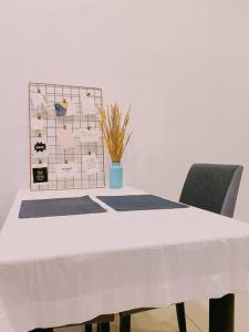 una mesa blanca con 2 sillas y un mapa en Mediterranean Style Suite @ Austin, JB #06, en Johor Bahru