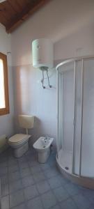 マリーナ・ロメアにあるRomea 2024のバスルーム(シャワー、トイレ、シンク付)
