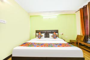 Postel nebo postele na pokoji v ubytování FabHotel Annapurna