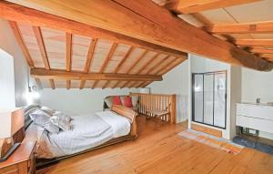ein Schlafzimmer mit einem Bett und einer Holzdecke in der Unterkunft Awesome Apartment In Bordezac With Kitchen in Bordezac
