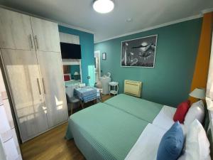 - une chambre avec un lit et un bureau dans l'établissement My Apartments Tirane, à Tirana