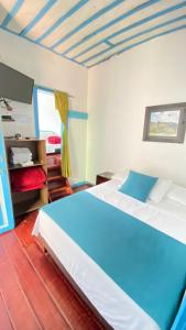 - une chambre avec 2 lits dans l'établissement Hostal Bosque de Niebla, à Salento