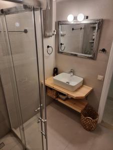 łazienka z umywalką i prysznicem w obiekcie Bijoux Maison by CorfuEscapes w Korfu