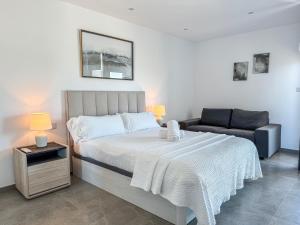 ジブラルタルにあるE1 Suites & Spa aparthotel style - Gym & Spaのベッドルーム(ベッド1台、ソファ付)