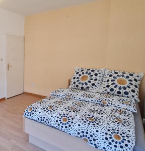 een bed met een polka dot deken en kussens bij 2 Zimmer mit Küche und Bad in Bochum