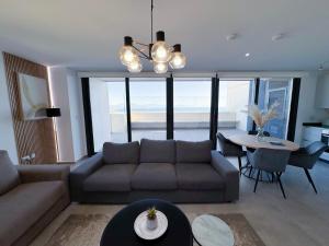ジブラルタルにあるE1 Suites & Spa aparthotel style - Gym & Spaのリビングルーム(ソファ、テーブル付)