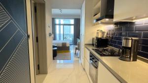 Η κουζίνα ή μικρή κουζίνα στο Canal View Studio in MAG 318 near Dubai Mall