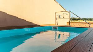 Swimming pool sa o malapit sa Cal Comorera