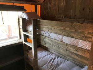 a couple of bunk beds in a room with a window at Bungalows - Càmping El Solsonès in Solsona