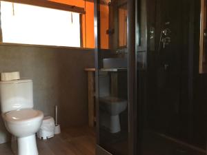 A bathroom at Bungalows - Càmping El Solsonès