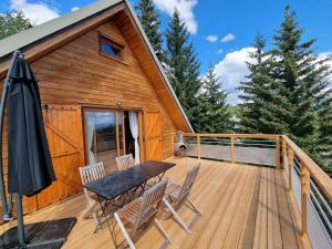 patio ze stołem i krzesłami na tarasie w obiekcie Chalet équipé 6 personnes avec cheminée et animaux admis - FR-1-393-159 w mieście Saint-Michel-de-Chaillol