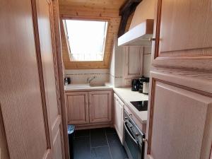 małą kuchnię ze zlewem i oknem w obiekcie Chalet équipé 6 personnes avec cheminée et animaux admis - FR-1-393-159 w mieście Saint-Michel-de-Chaillol