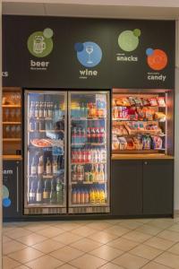 un magasin avec un réfrigérateur rempli de boissons et de nourriture dans l'établissement Locarno Youth Hostel, à Locarno