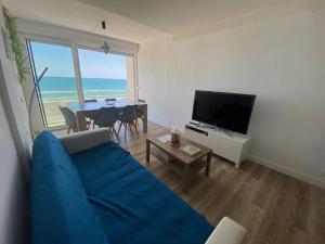 Televízia a/alebo spoločenská miestnosť v ubytovaní Appartement T3 rénové, 6 pers, face mer, parking, balcon, proche plages - FR-1-81-583