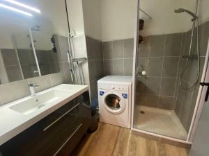 Kúpeľňa v ubytovaní Appartement T3 rénové, 6 pers, face mer, parking, balcon, proche plages - FR-1-81-583