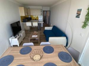 Televízia a/alebo spoločenská miestnosť v ubytovaní Appartement T3 rénové, 6 pers, face mer, parking, balcon, proche plages - FR-1-81-583