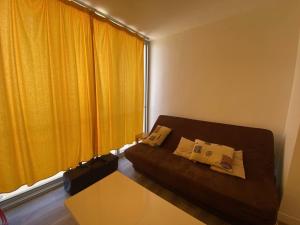 Posteľ alebo postele v izbe v ubytovaní Appartement T3 rénové, 6 pers, face mer, parking, balcon, proche plages - FR-1-81-583