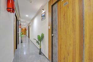 korytarz z drzwiami i doniczką w obiekcie OYO Hotel Stay Inn w mieście Bodakdev